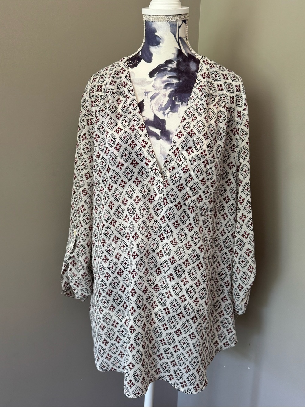Maurices Relaxed V-Neck Diamond Print Tunic Top White With Black & Red Accents